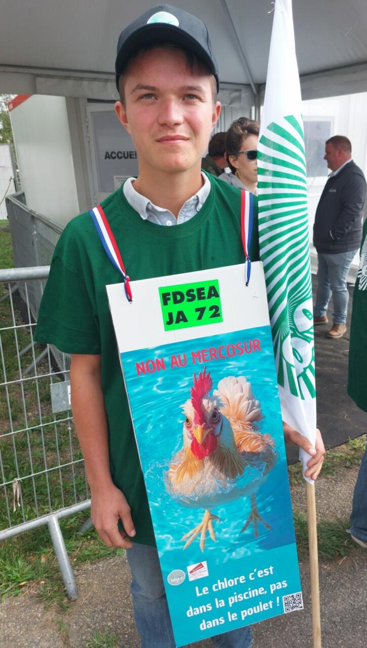 "Le chlore, c'est dans la piscine, pas dans le poulet !" pouvait-on lire sur l'un des panneaux.