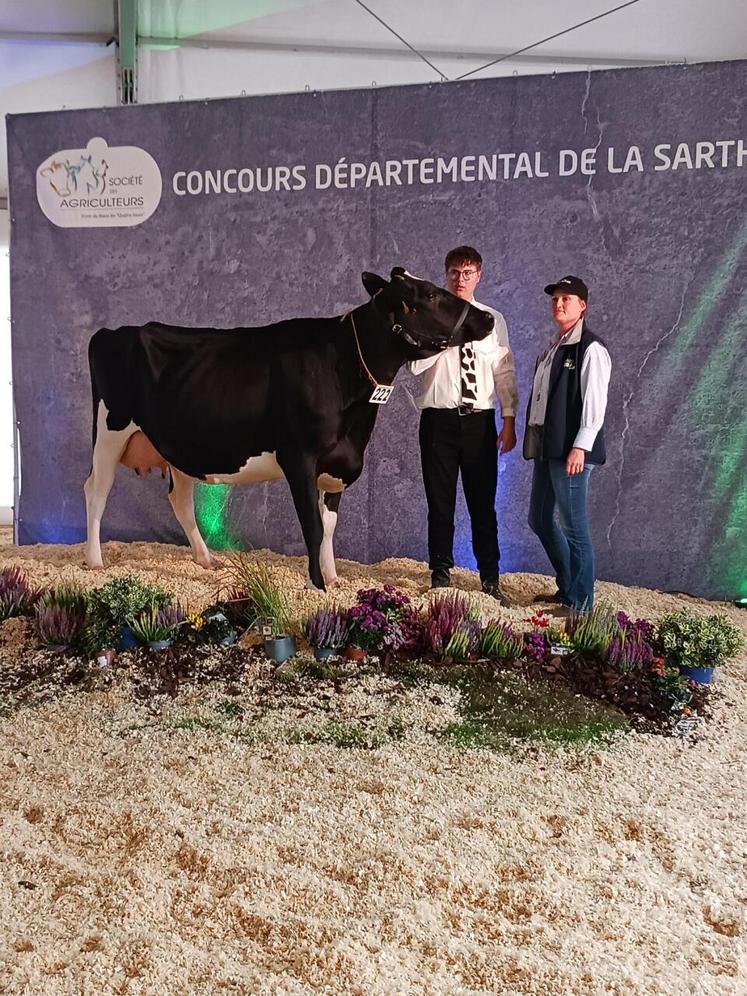 Rockeuse a terminée 3e de sa section des vaches adultes en 3e lactation mais a bénéficié d'une montée spéciale sur le podium.