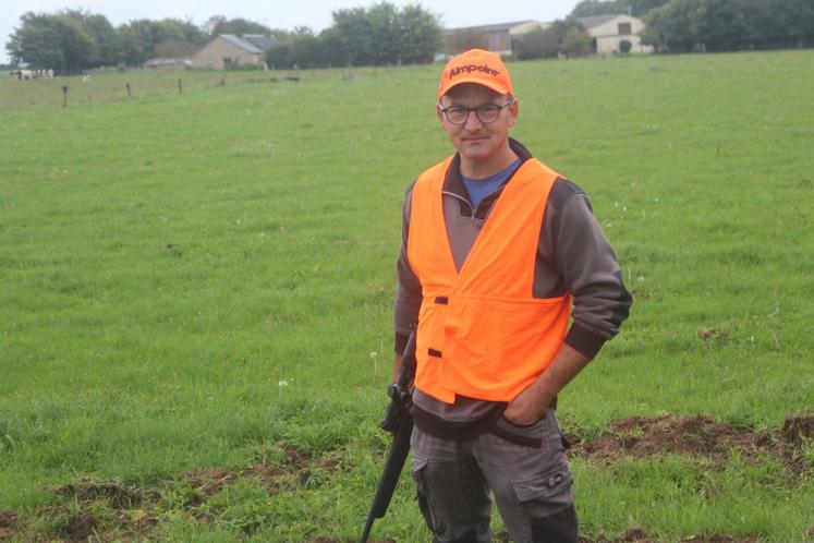 Damien Herpin a pris son permis de chasse pour protéger ses cultures.
