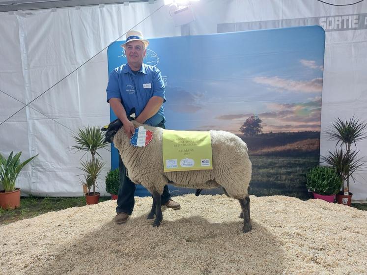 Jean-Marie Bréchaud, éleveur à Vaiges (53), a remporté le prix de championnat mâle Adultes.

