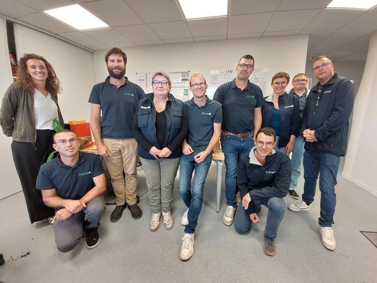 L'équipe de salariés et les membres du conseil de proximité de l'UD Cuma Sarthe : le président Ludovic Poirier (4e à dr., en haut), Corinne Rottier (3e à dr.), Mickaël Fourmon (1er à dr.), le président sortant Charles Bourge (3e à g.)