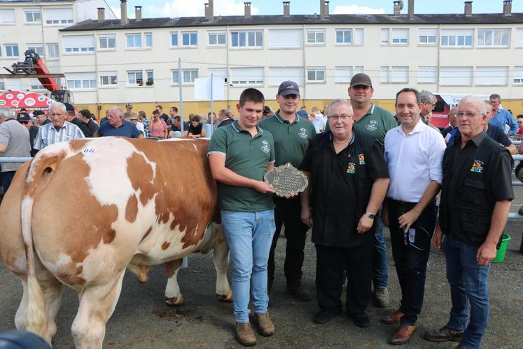 L'élevage Houlbert, de la Sarthe, a remporté le titre de Grand champion en inter races mâles avec un Rouge croisé Saosnois de 38 mois né chez lui.