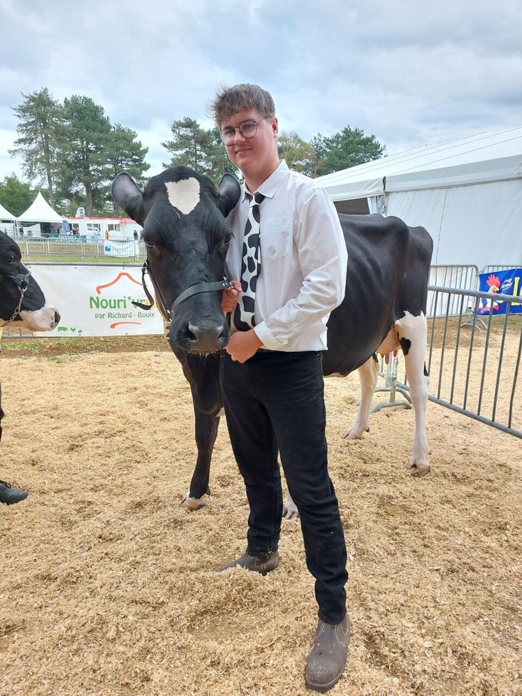 Noah était fier de présenter Rockeuse au concours de la race Prim'Holstein, samedi après midi, un rêve devenu réalité à force de travail.