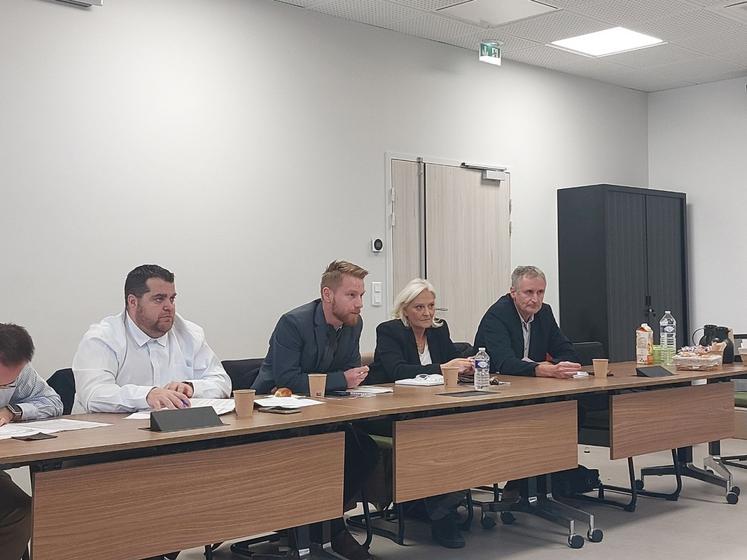 Le Rassemblement National (Pierre Vaugarny, Marie-Caroline Le Pen, Romain Lemoigne et Vincent Le Dimeet), Les Républicains (Clément Coulon, en haut à droite) et Les Ecologistes (Axel Lambert, en-dessous) ont répondu à l'invitation et sont venus entendre les préoccupations des agriculteurs sarthois.