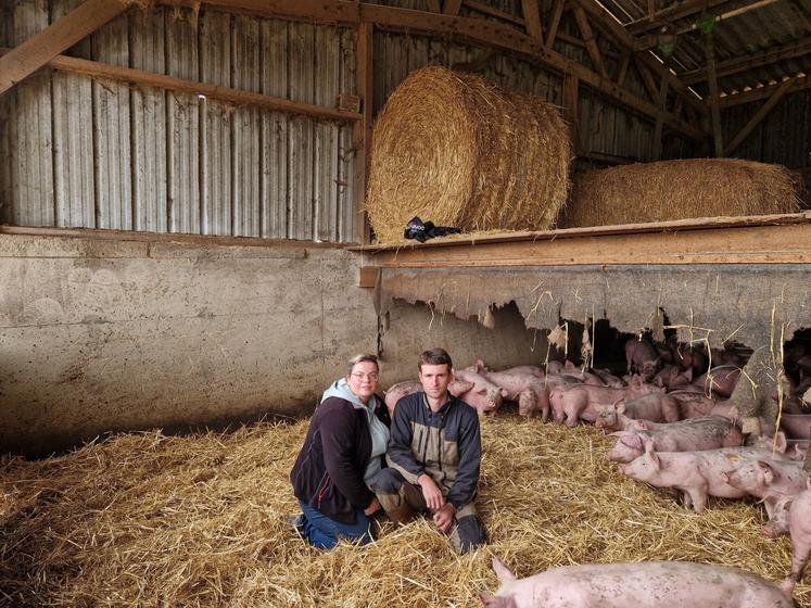 Alexandre Manceau, installé à Mareil sur Loir, avec sa conjointe Laura Plet dans l'élevage de porcs Label.