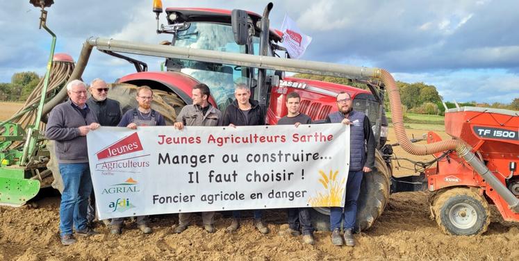 De gauche à droite : Jean-Loïc Landrein, Jean-Pierre Leballeur, Adrien Lhommeau, Léo Goupille, Pierre Leballeur, Mathis Gillard, Damien Rousseau.