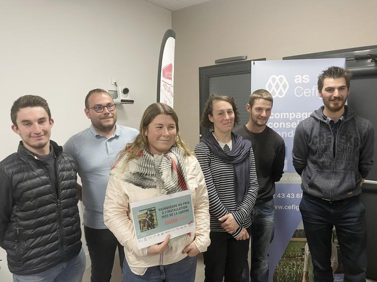 De gauche à droite : Paul Henri Tison (5e prix), Maxime Guimbreteau (président JA72), Eileen Egon (1er prix), Pauline Jouy (4e prix), Antoine Gaudemer (2e prix) et Lambert Doom.