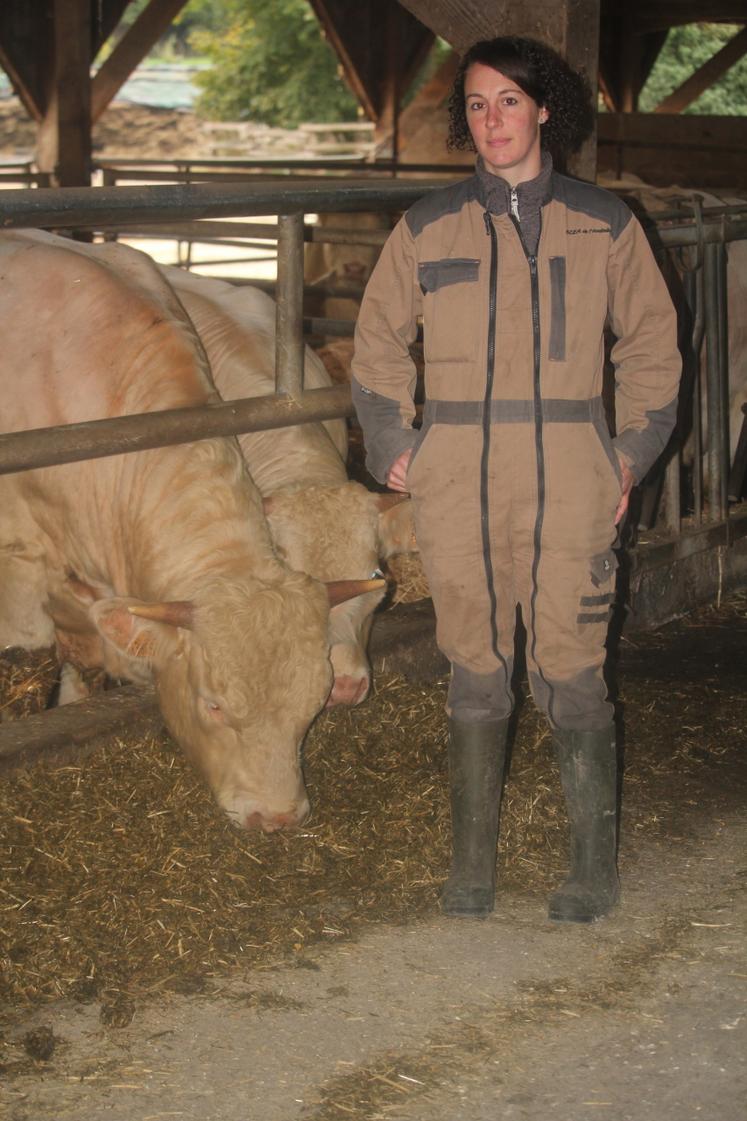 Elle conduit un troupeau de race charolaise (200 bêtes), dont 80 mères et 40 taurillons. Elle engraisse seulement ses taurillons mâles.