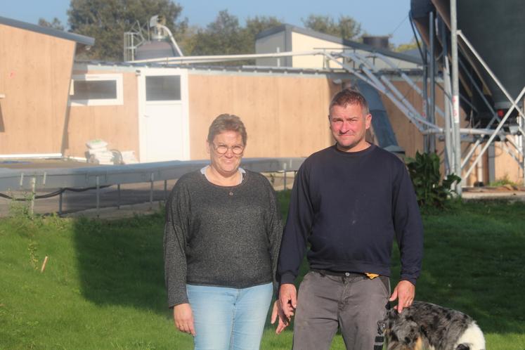 Sévérine et Tanguy Hamon ont aussi une SAU de 40 ha (blé, maïs, tournesol, colza). A droite, dans la salle de ramassage, entièrement automatisée.