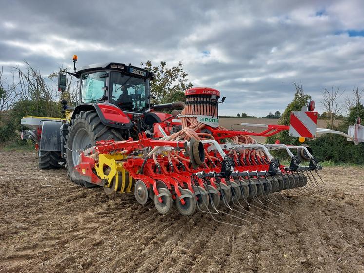 A l'arrière, la herse rotative est combinée au semoir à disques.