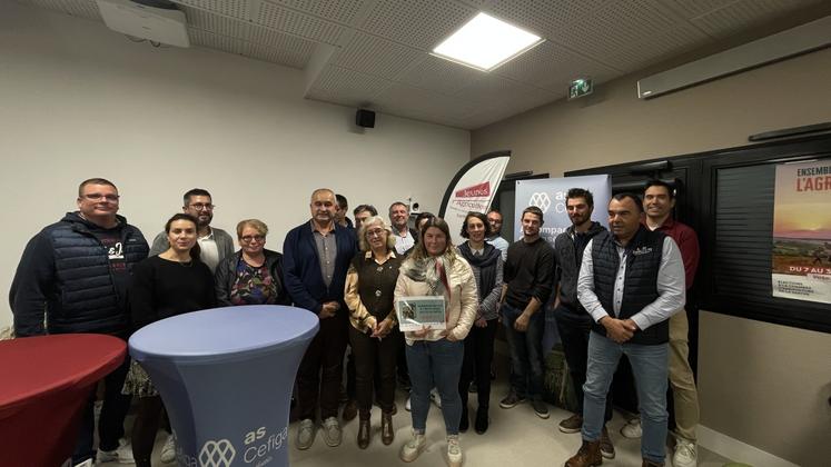 Candidats et partenaires lors de la soirée de remise des prix à l'installation.