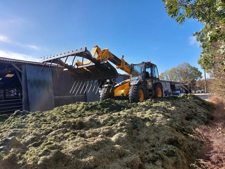Le tas d'ensilage, confectionné par la SAS Maufay, prend forme.