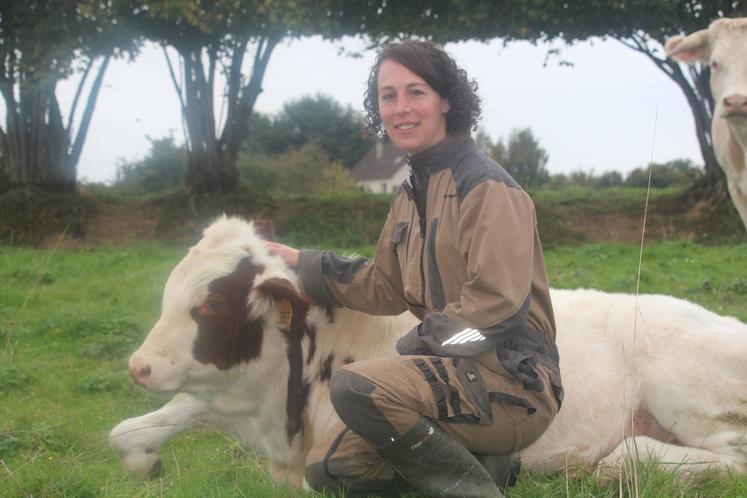 Pauline Jouy est à la tête d'une SAU de 380 ha dont près de 130 ha de prairies et des cultures : blé (80 ha), orge (20 ha), maïs grain (80 ha), colza (30 ha), ray-grass porte-graines (25 ha), luzerne (8 ha).