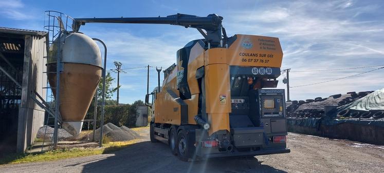 Le grain aplati est distribué dans les silos de la ferme ; une partie est remélangée avec un complément soja-colza.