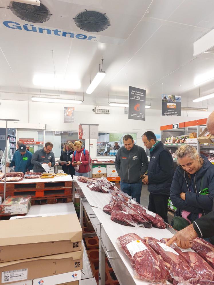 Les agriculteurs ont mené des opérations de contrôle d'origine et de " stickage "  chez les grossistes de la Restauration hors domicile, Metro et Promocash, au Mans.