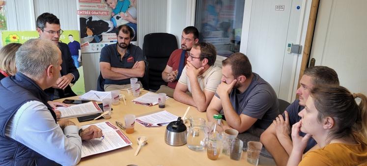 La rencontre s'est terminée par une discussion dans le bureau de l'exploitation.
