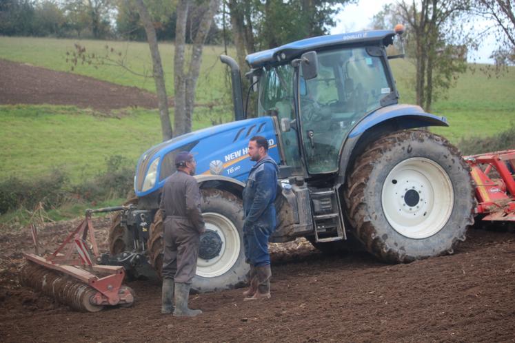 Le tracteur est muni d'un rouleau packer.