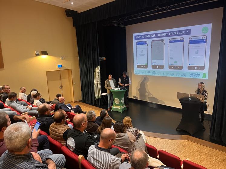 Les participants ont pu réagir, poser leurs questions et faire des commentaires en temps réel.