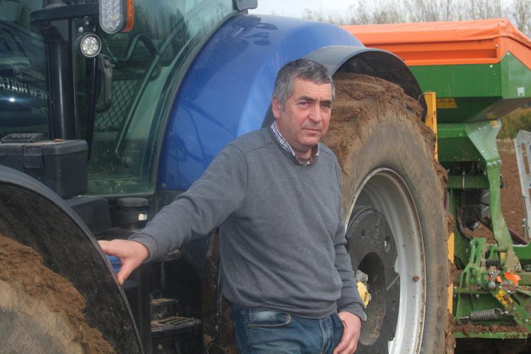 A Fercé-sur-Sarthe, Olivier Patoureau sème de la féverole depuis six ans, sur huit à dix hectares.