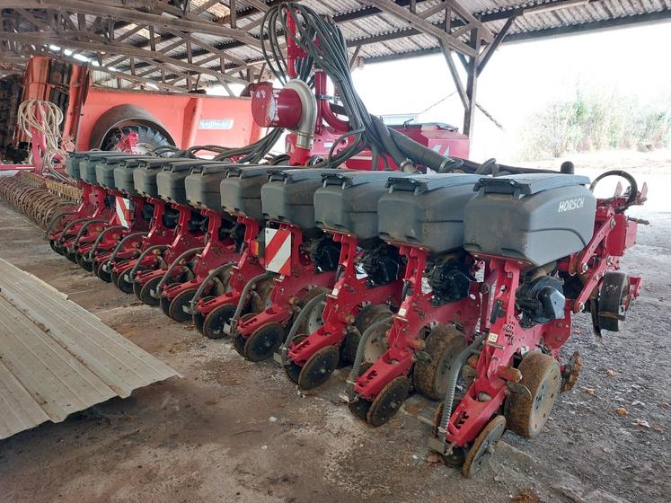 Le semoir monograine Horsh de l'ETA sème 800 ha de maïs et 350 ha de colza par an.