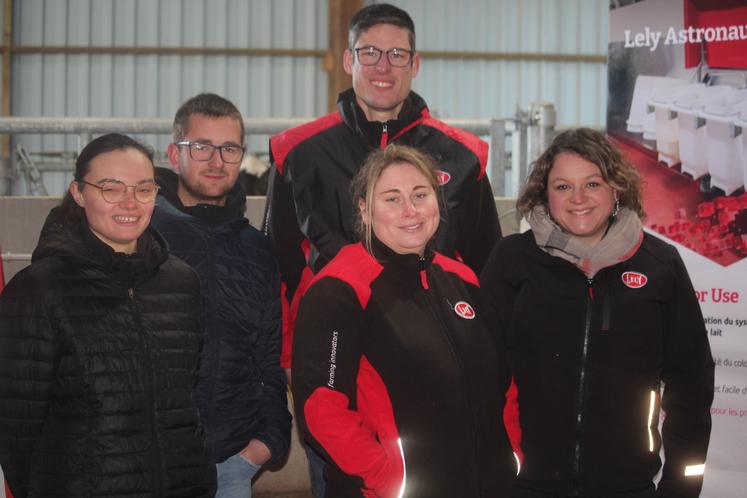 Pernel (apprentie), Hugo (salarié), Xavier Lefevre et Marine Burin, Camille Coulon (commerciale Lely) : une belle équipe.