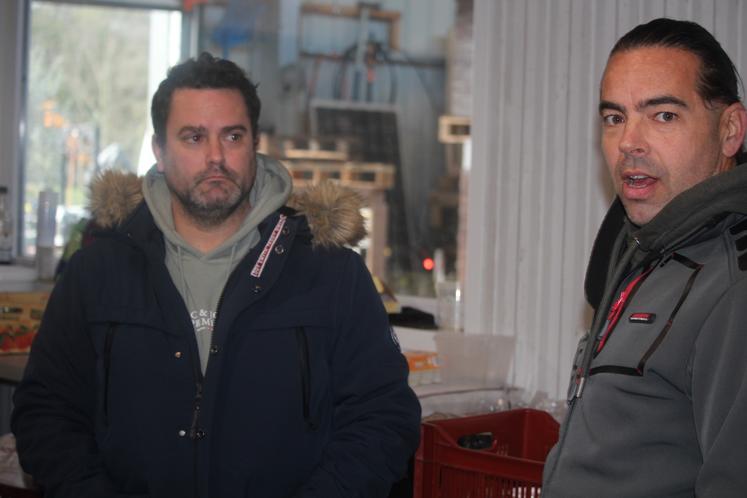 Bertrand Vivier, agriculteur à Chemiré le Gaudin, et Arnaud Guéret, apiculteur, travaillent en collaboration.