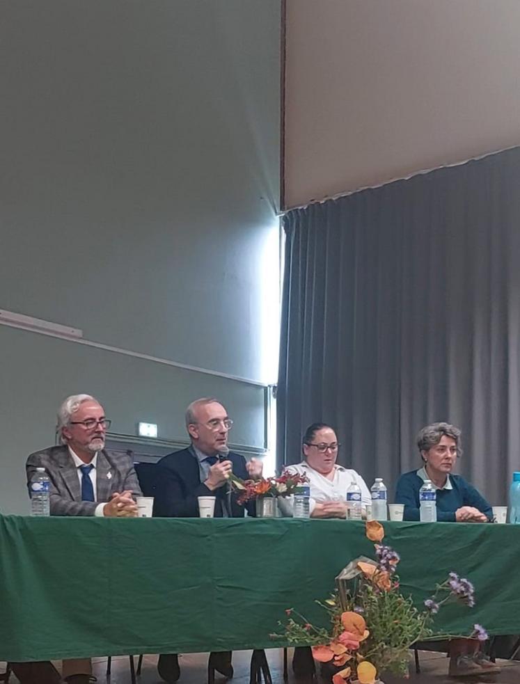 Le "droit à mourir" était le sujet de la table ronde. A la tribune, Eric Martineau, Jean-Carles Grelier, docteure Isaline Massus et Corinne Labbetoul, infirmière spécialisée.