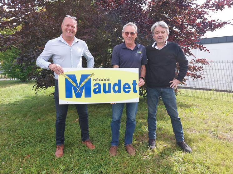 Le négoce Maudet a été repris en juillet 2024 par la coopérative bretonne Garun-Paysanne. Ici Sébastien Blot (à g.), son directeur, avec Jean-Pascal et Bertrand Maudet.