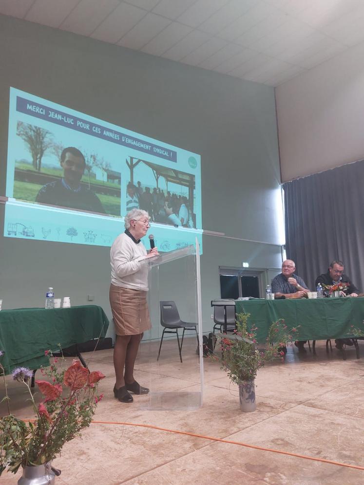 Hélène Blaud, présidente de la SNAE, a rendu hommage à Jean-Luc Touchard, le président de la section départementale.