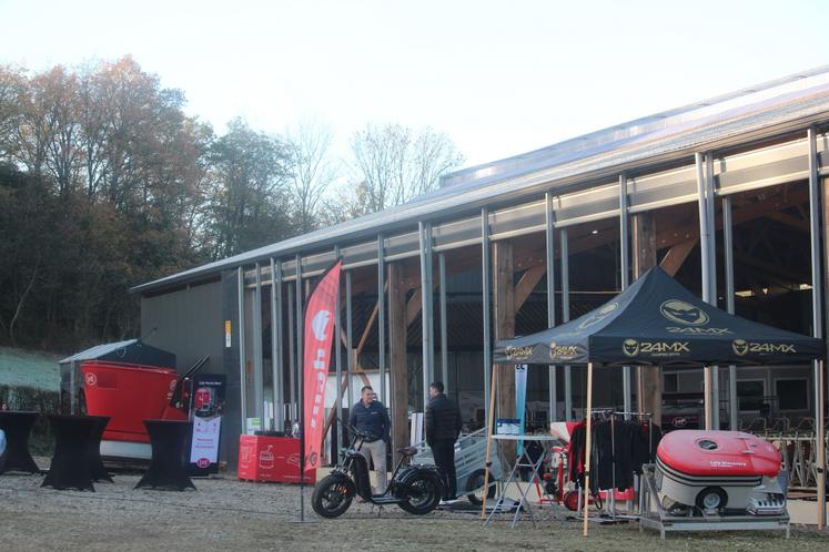 Un bâtiment de 1 100 m2.