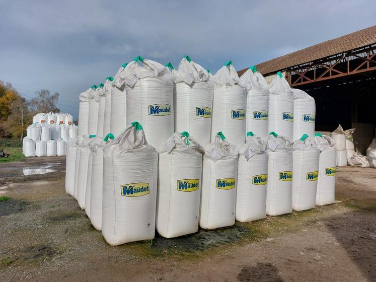 Des sacs d'engrais sur le site de collecte Maudet de Saint-Jammes-sur-Sarthe.