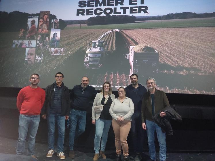 L'équipe du film « Semer et récolter » lors de l'avant-première au CGR de St Saturnin, aux côtés du président de la Chambre d'agriculture de la Sarthe, Philippe Dutertre.