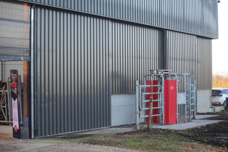La porte de pâturage s'ouvre sur 18 ha d'herbe.