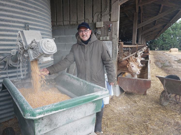 Stéphane Morihain a opté pour une ration sèche à base de maïs grain.