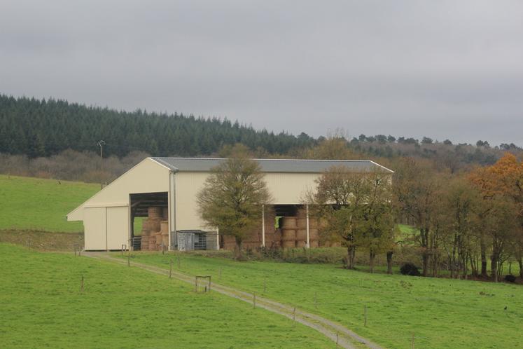 Un bâtiment de stockage en toiture photovoltaïque.