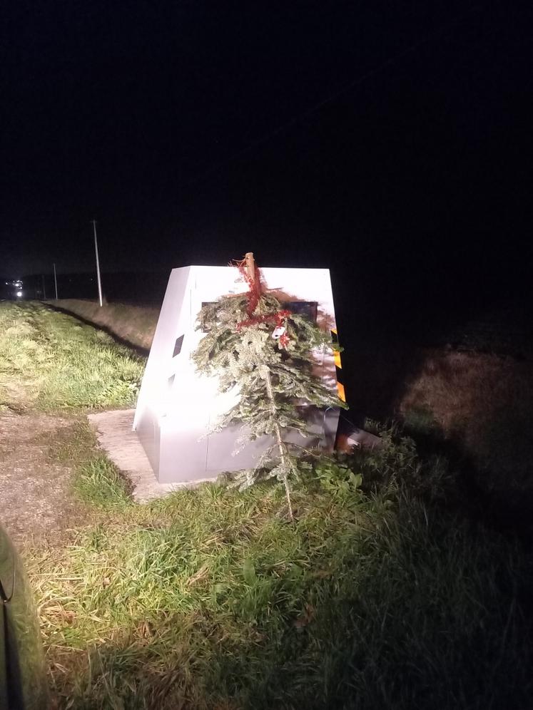 Les agriculteurs sont repartis dans leurs cantons pour installer des sapins devant les radars.