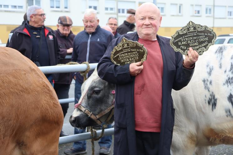 Emmanuel Strauss, éleveur à Beaumont-sur-Sarthe, au milieu de ses deux championnes, avec le prix de championnat inter-races femelles et le grand prix de championnat Blanc bleu et croisé.