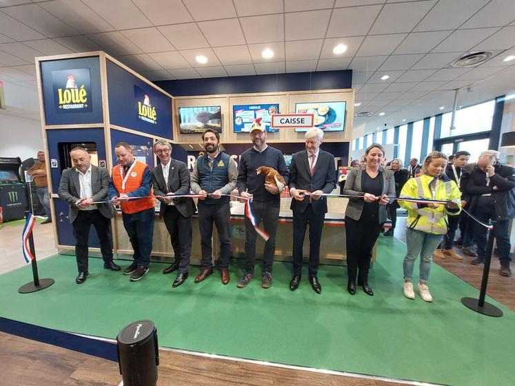 Le ruban rouge de la rôtisserie a été coupé en présence d'Erwan de la Fouchardière, directeur des Fermiers de Loué.