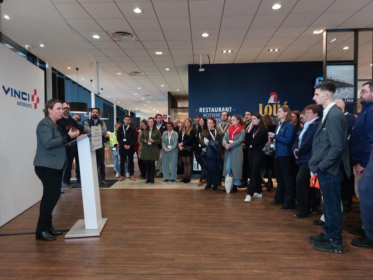 Julie Steff, présidente d'Argedis, filiale de TotalEnergies, s'est réjouie de l'ouverture de la rôtisserie qui complète l'offre d'accueil sur l'aire de Sargé-lès-le-Mans nord.