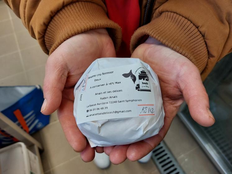 Anaïs transforme son lait en crème et en beurre doux (photo) vendu 4,15 € les 250 g.