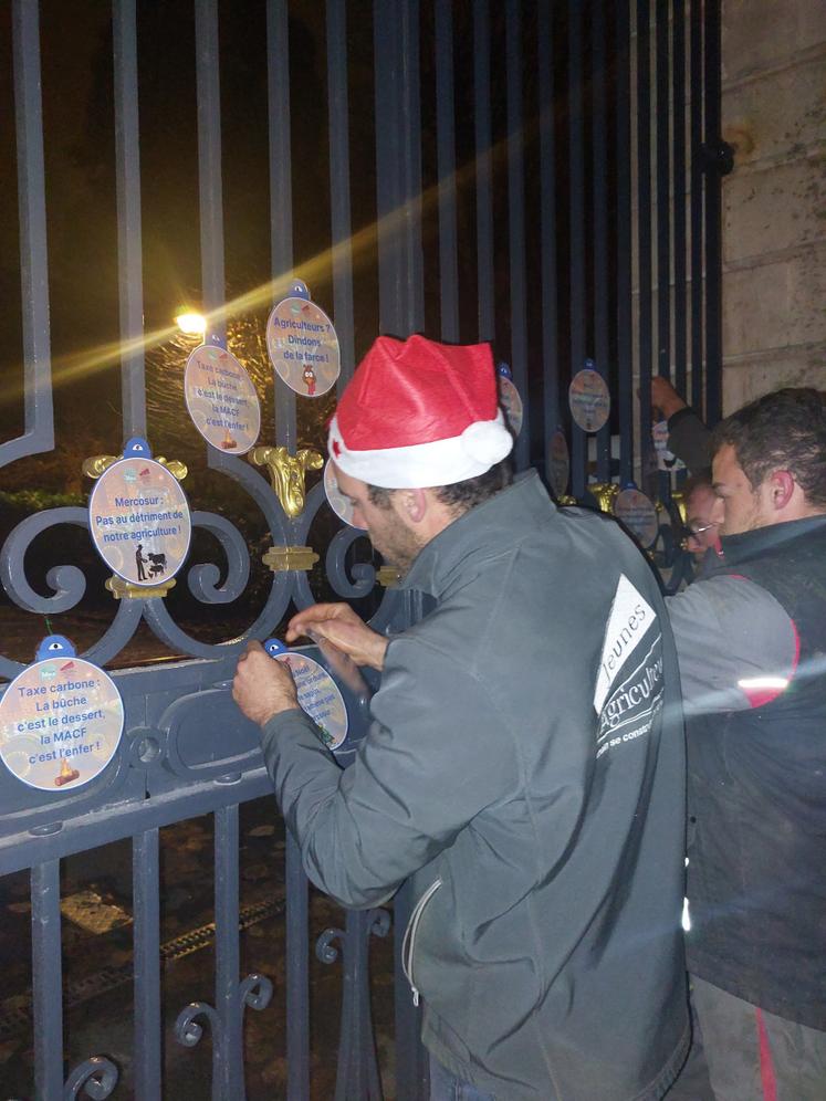 Les manifestants ont accroché des boules de Noël revendicatives sur les grilles de la Préfecture.