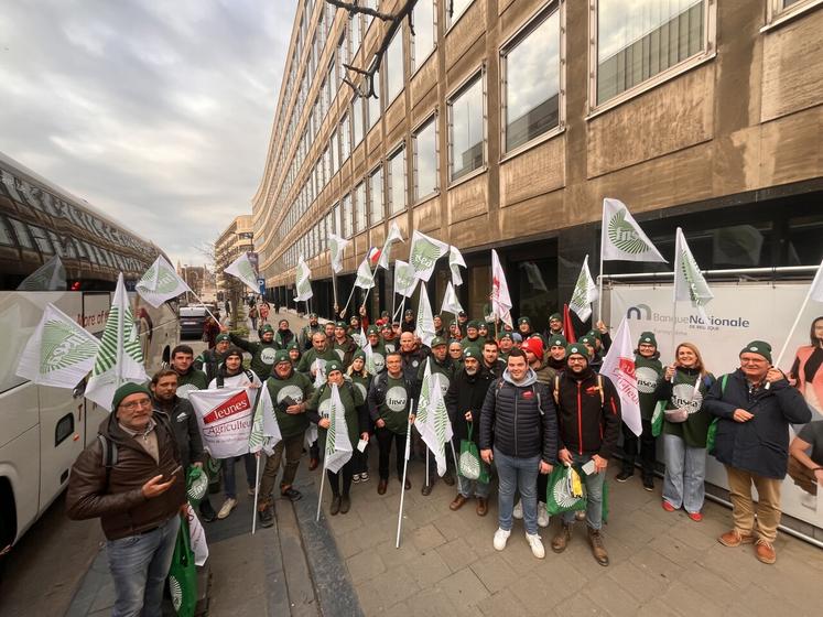 Les agriculteurs sarthois et ligériens à leur arrivée à Bruxelles jeudi.