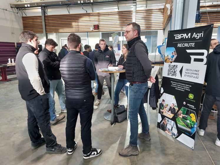 Manon Bridier et Arnaud Franceschini ont détaillé plusieurs métiers proposés par BPM Agri (Chesneau Agri Ouest).