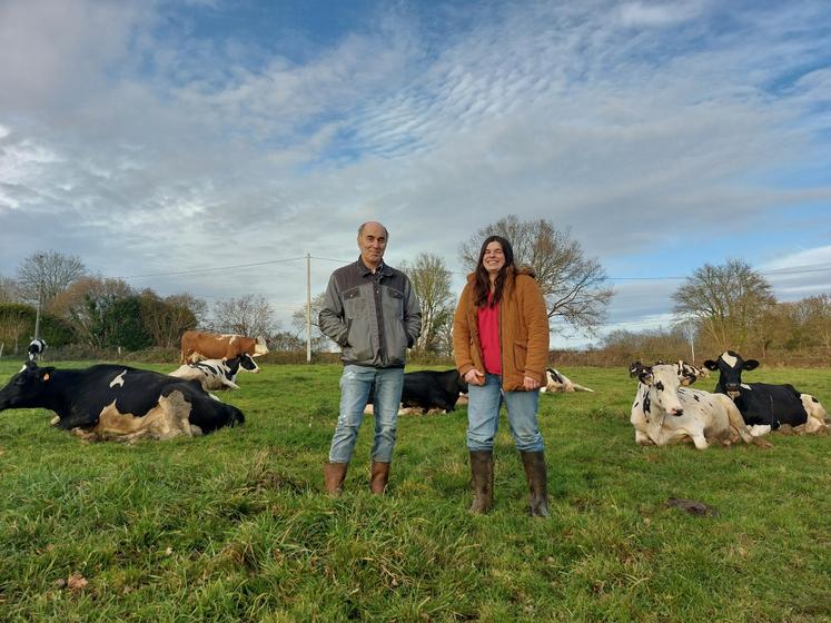 Anaïs Rabin et son cédant, Dominique Breton, retraité mais jamais très loin de l'exploitation.