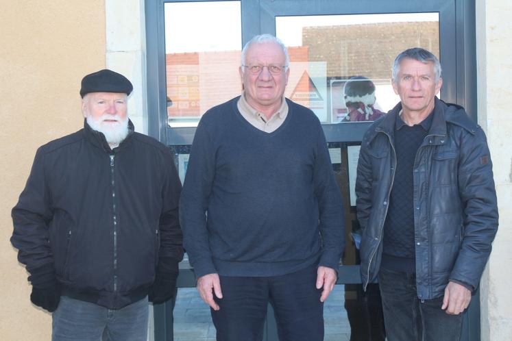 Alain Cruchet, entouré de Didier Aubier et Jean-Luc Leproux, adjoints à la mairie. "L'avantage d'Alain, c'est qu'il connaît beaucoup de monde, dit de lui Didier Aubier. Il a notamment trouvé un boucher-charcutier-traiteur, ce qui manquait dans le bourg." Jean-Luc Leproux, ancien directeur d'équipe à la Socopa puis maréchal-ferrant, confirme : "Il est humain et sociable."
