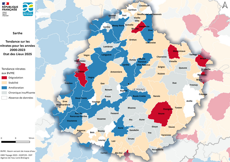 Carte sur les tendances longues d'évolution des nitrates dans les eaux de surface centrée sur la Sarthe. Il n'est pas possible sur cette carte qui concerne les eaux de surface de faire le lien direct avec les captages prioritaires sarthois qui sont en eaux souterraines.