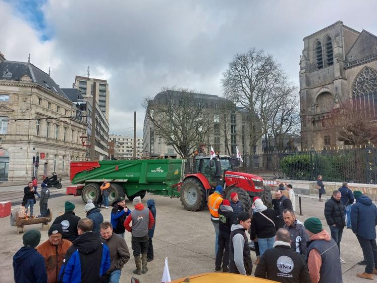 Les agriculteurs se sont donné rendez-vous devant la préfecture le 9 janvier.