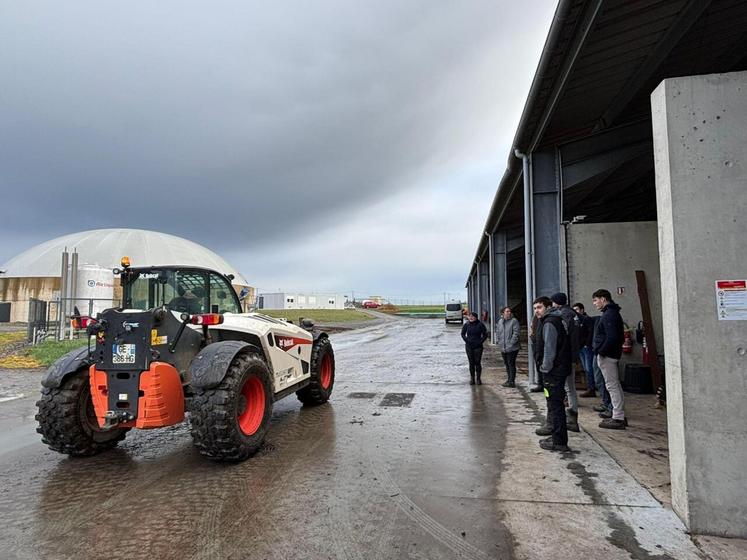 Les salariés inscrits à la formation à la conduite d'engins télescopiques, mise en place par la MSA, se sont exercés sur le télescopique de l'unité de méthanisation Méthagriloué.