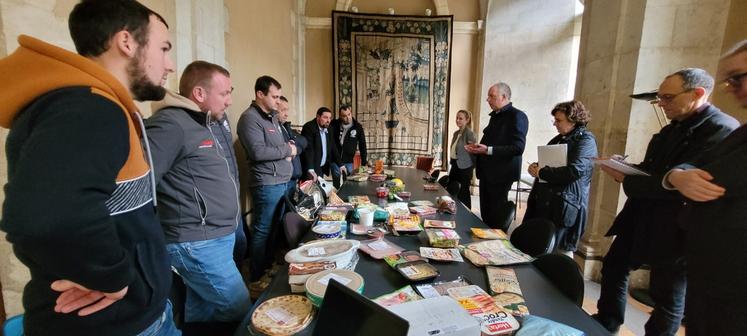 Les agriculteurs ont apporté au préfet les produits d'origine étrangère, à la traçabilité douteuse, prélevés dans les camions.