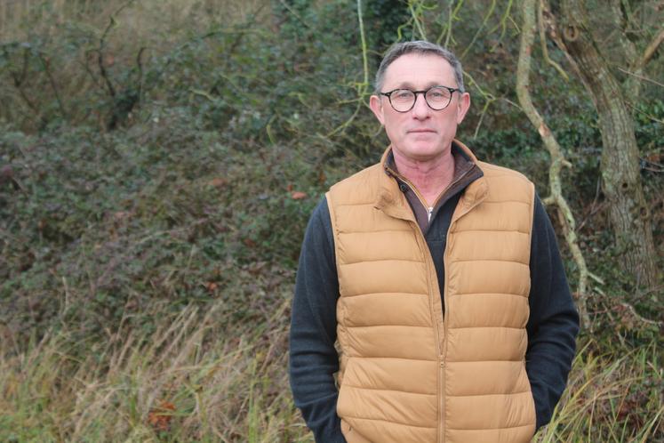 Jérôme Plais, devant un bois de tous les dangers.